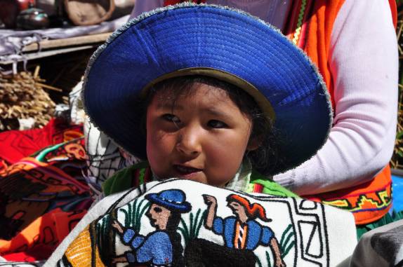 Uma pequena e simpática vendedora Uro na Ilha San Miguel, uma das mais de cem Islas Flotantes do lago Titicaca, perto de Puno, no Peru